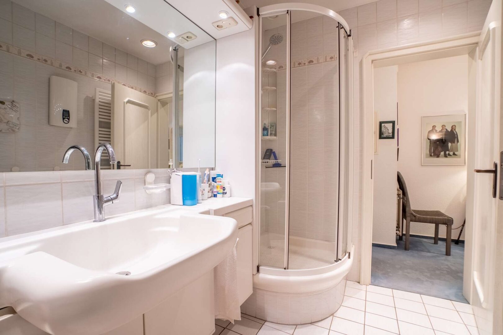 Zeitloses Badezimmer mit Whirlpool-Badewanne und Dusche