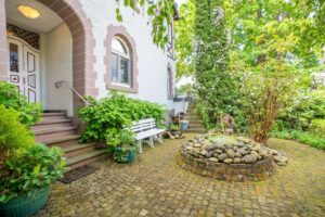 Begrünter Vorgarten mit Terrassenzugang