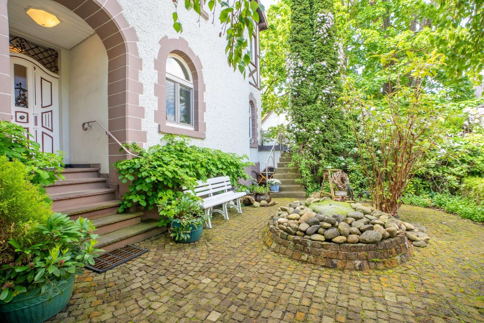 Begrünter Vorgarten mit Terrassenzugang