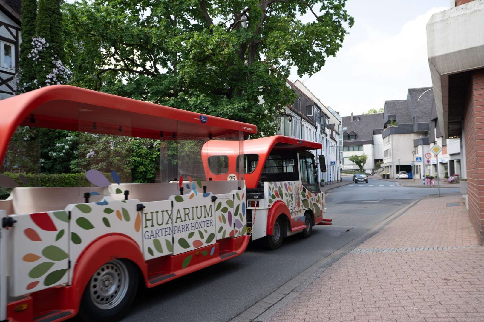 Der „Huxori-Express“ bringt Sie von der Haustür durch die Stadt