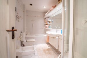 Zeitloses Badezimmer mit Whirlpool-Badewanne und Dusche