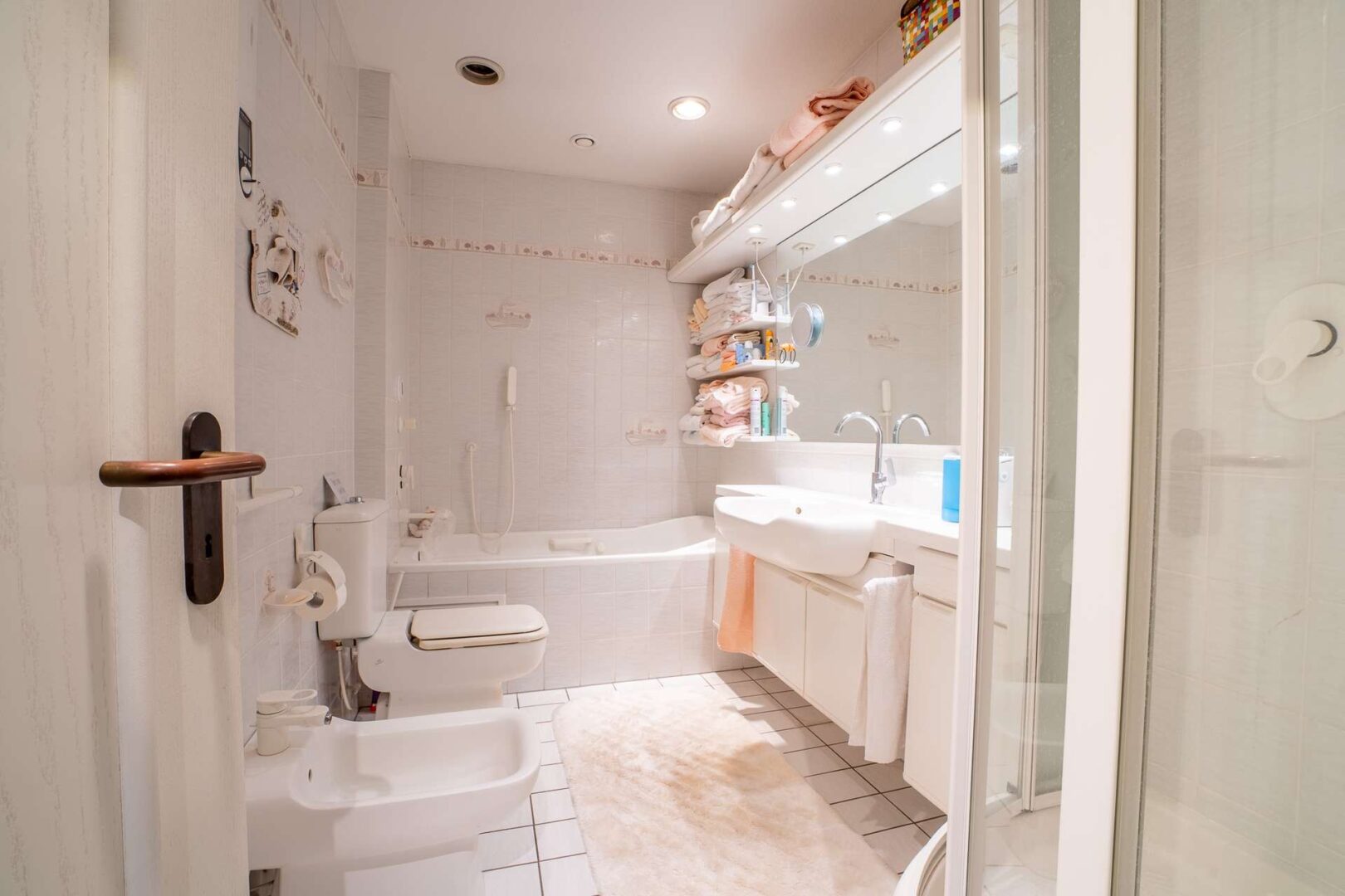 Zeitloses Badezimmer mit Whirlpool-Badewanne und Dusche