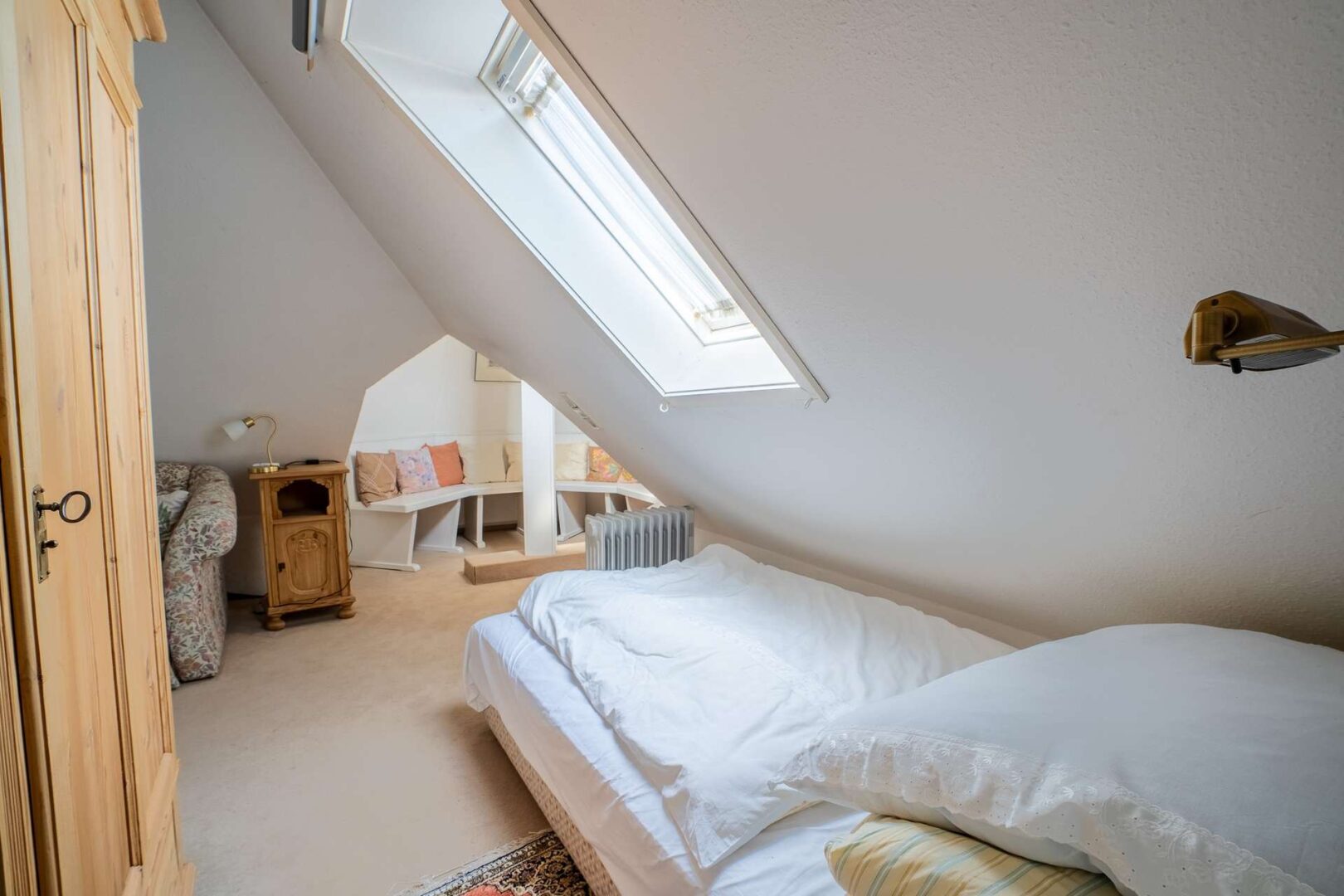 Schlafzimmer im Dachgeschoss mit Zugang zum „Turmzimmer“