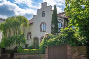 Außenansicht der sanierten Altbau-Villa