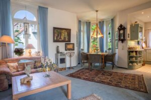 Wohnzimmer mit Blick zur Terrasse