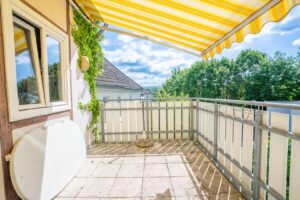 Sonnige Süd-Terrasse mit eklektischer Markise