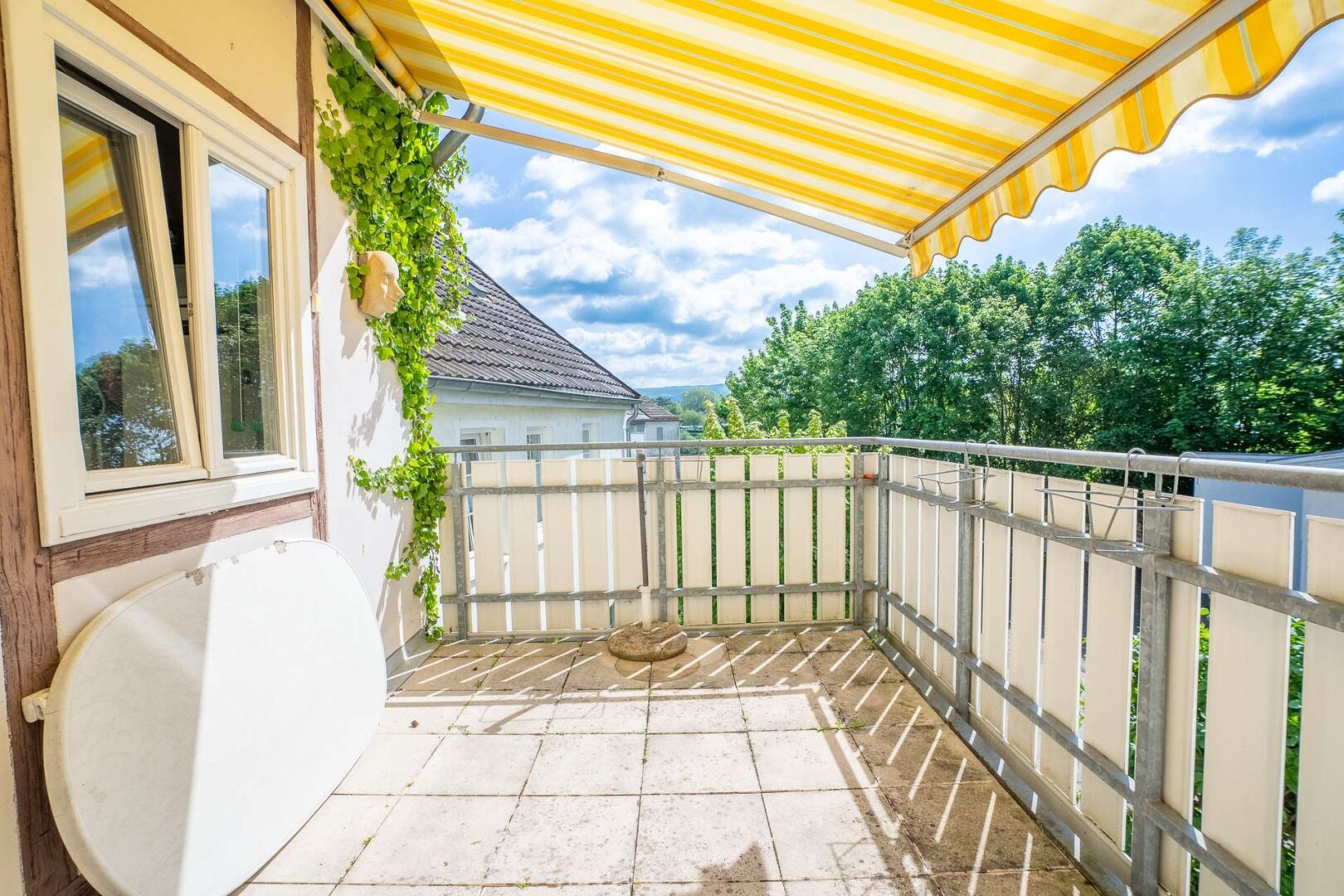 Sonnige Süd-Terrasse mit eklektischer Markise