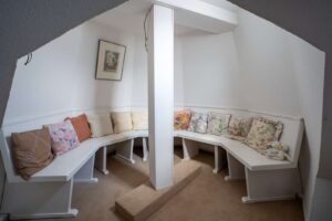 Gemütliches Turmzimmer mit Sitzmöglichkeit