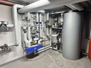 Zentrale Fernwärme-Anlage mit Warmwasserbereitung