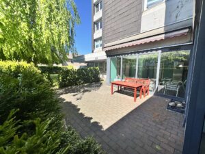 Gemeinschaftliche Sitzmöglichkeiten im Außenbereich