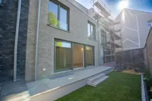 Pflegeleichter Garten mit Terrasse (Sichtschutz folgt)