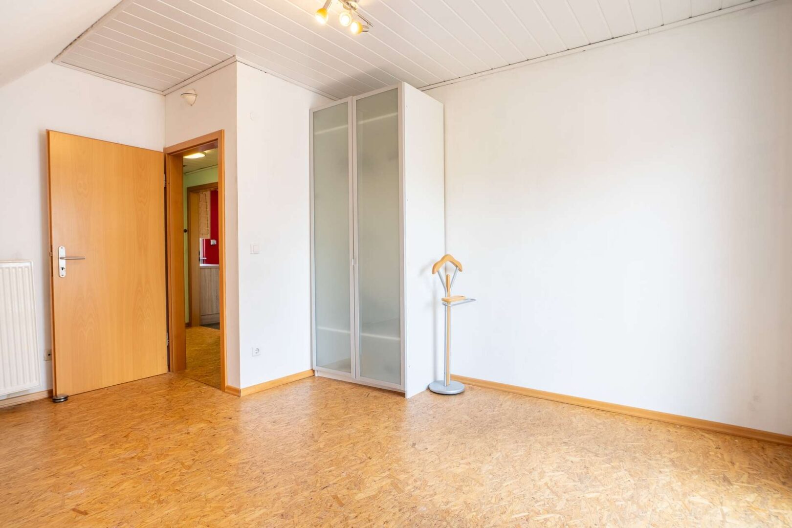 Kinderzimmer im Obergeschoss mit Balkonzugang