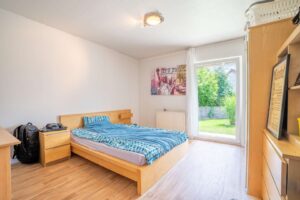 Schlafzimmer im Erdgeschoss mit Gartenzugang