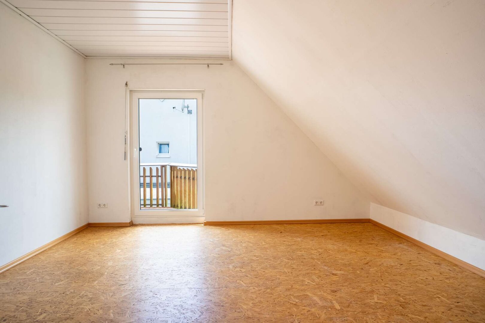 Kinderzimmer im Obergeschoss mit Balkonzugang