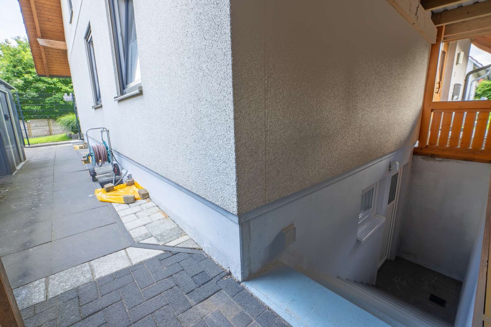 Situation hinter dem Haus- und Kellerausgang