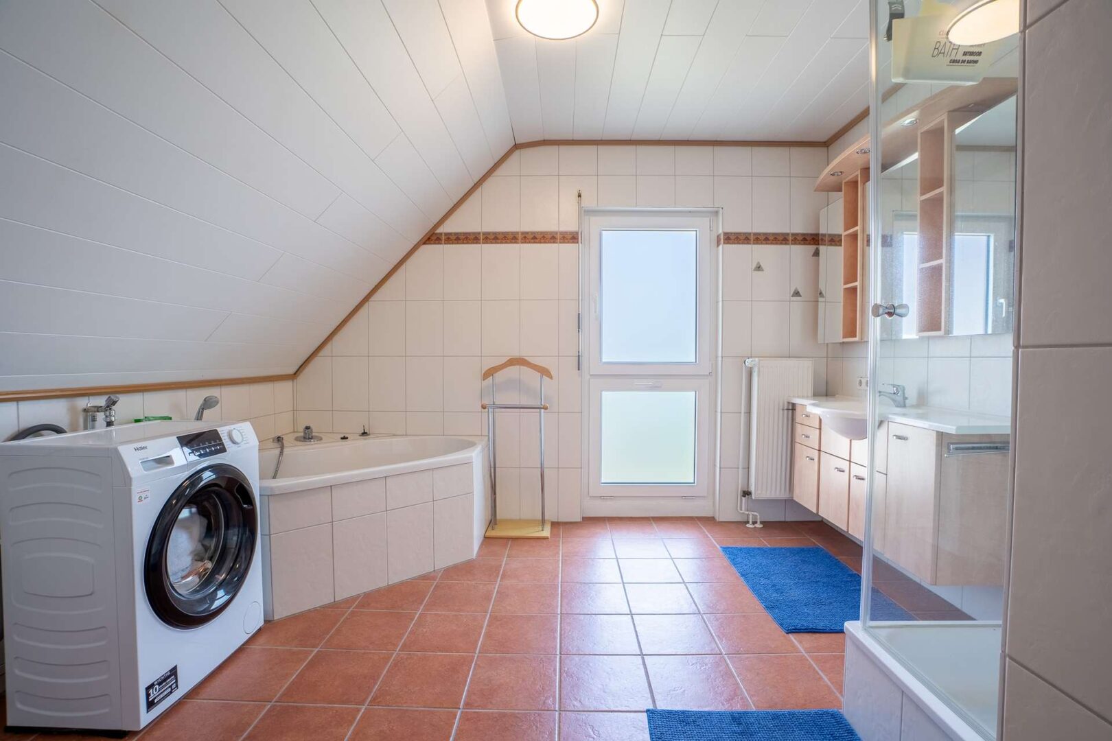 Großes Badezimmer mit Badewanne im Obergeschoss