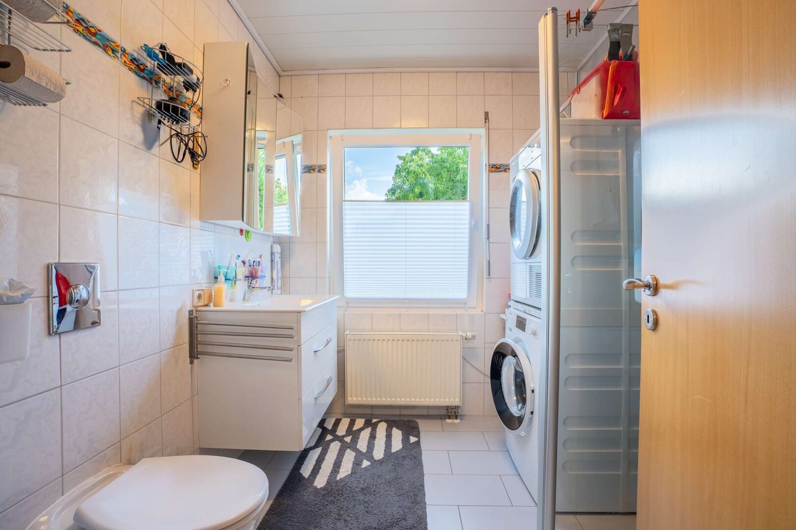 Helles Badezimmer mit Dusche im Erdgeschoss