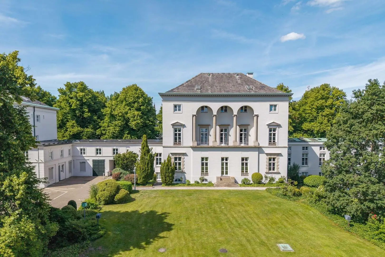 GROSSZÜGIGE AUSSENANLAGE