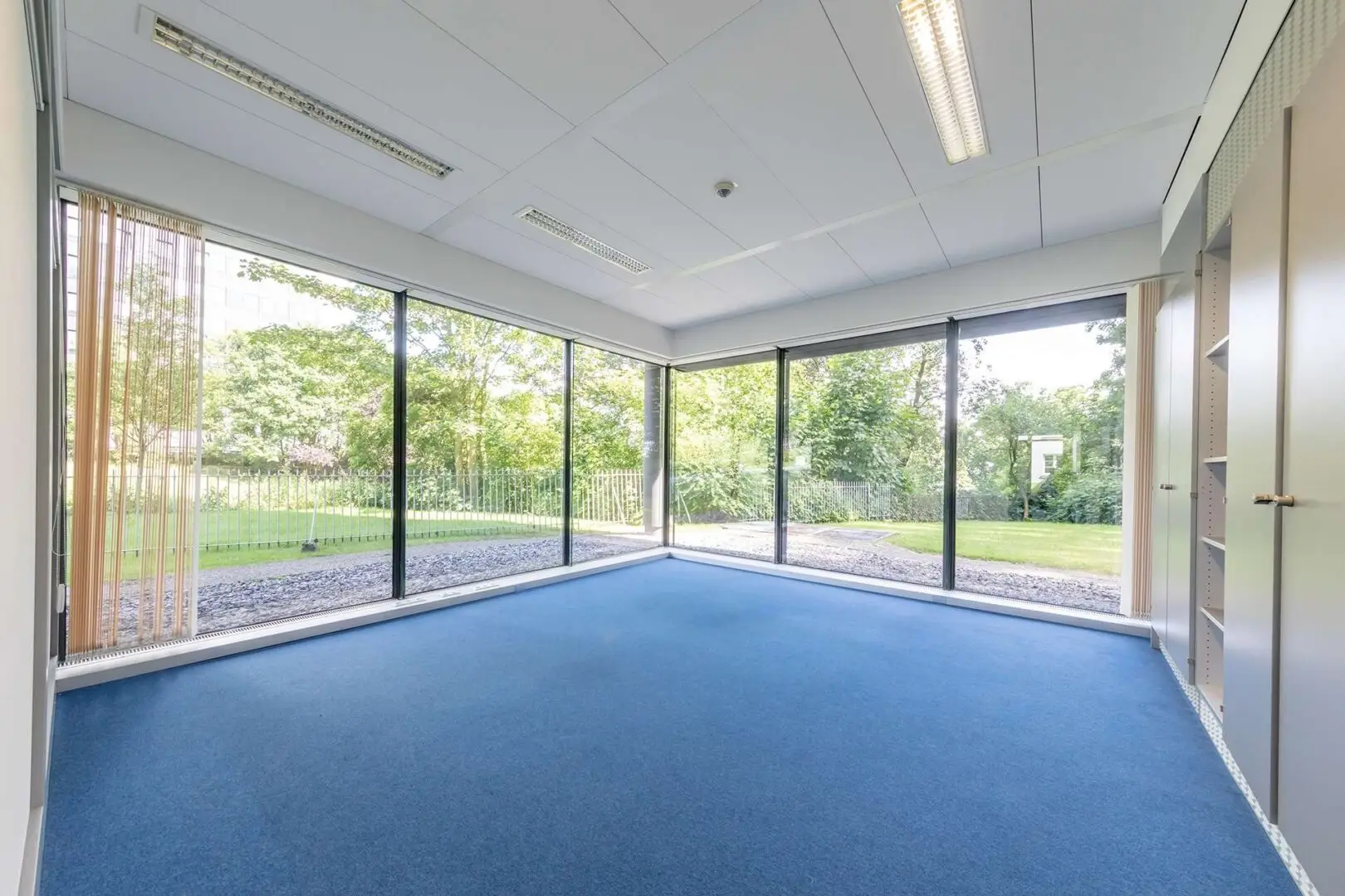GROSSES ECKBÜRO