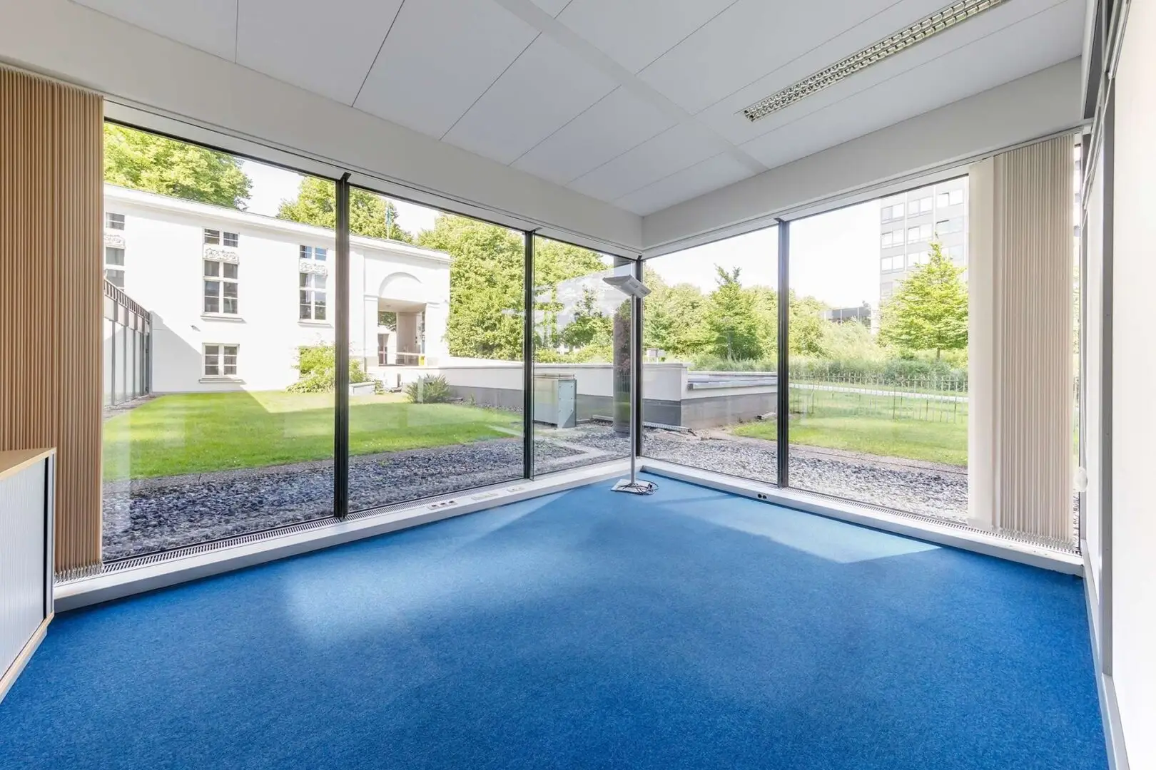 HELLES ECKBÜRO MIT BLICK INS GRÜNE