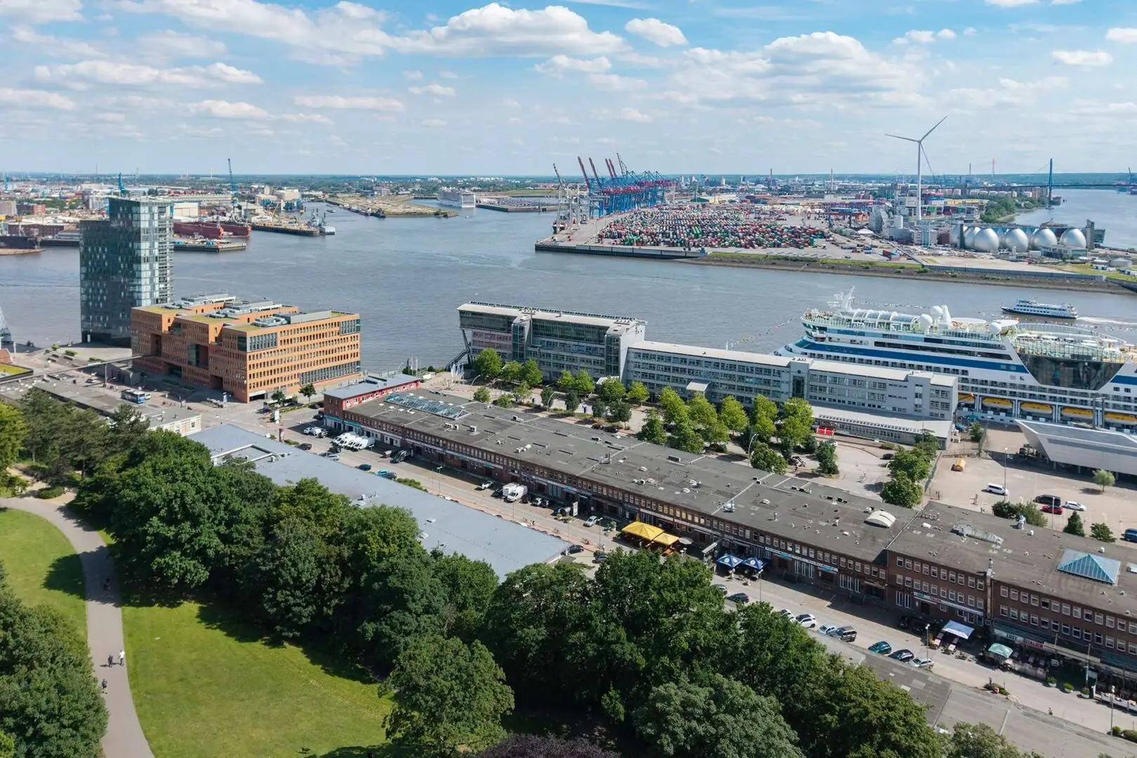 HAMBURGER HAFEN IN UNMITTELBARER NÄHE