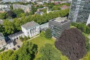 GROSSZÜGIGE AUSSENANLAGE