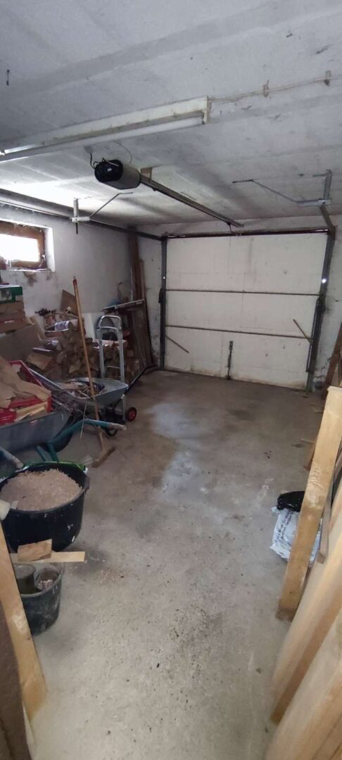 Garage mit Zugang zum Keller