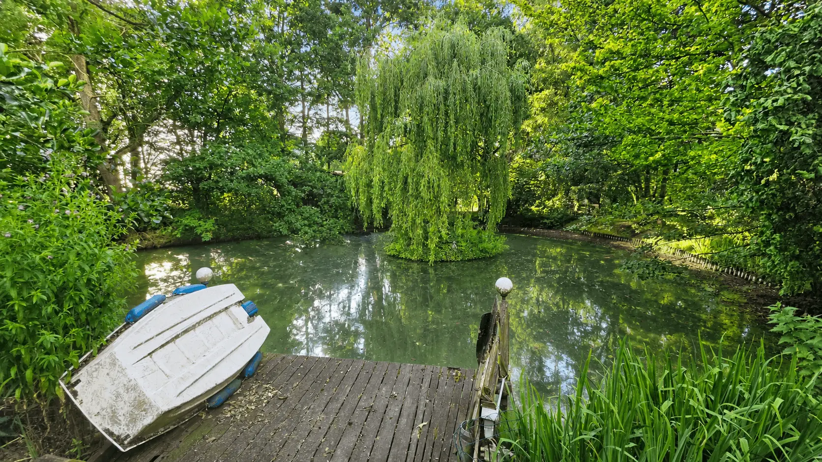 Eigener See mit Steg