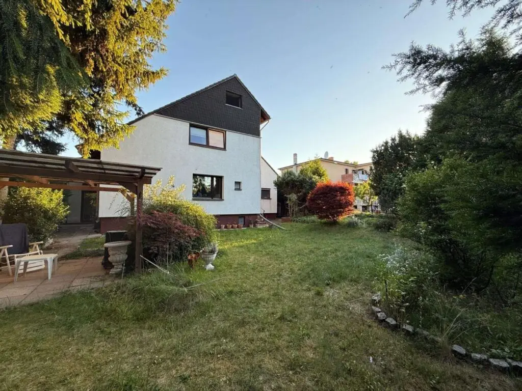Garten, Terrasse und Hausrückansicht
