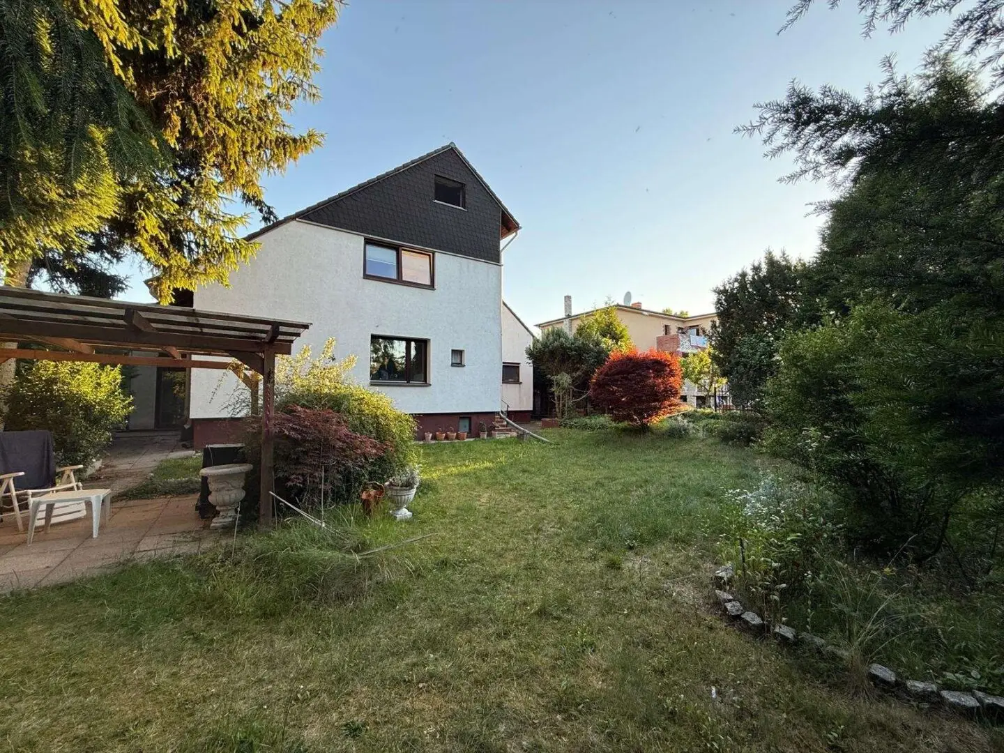 Garten, Terrasse und Hausrückansicht