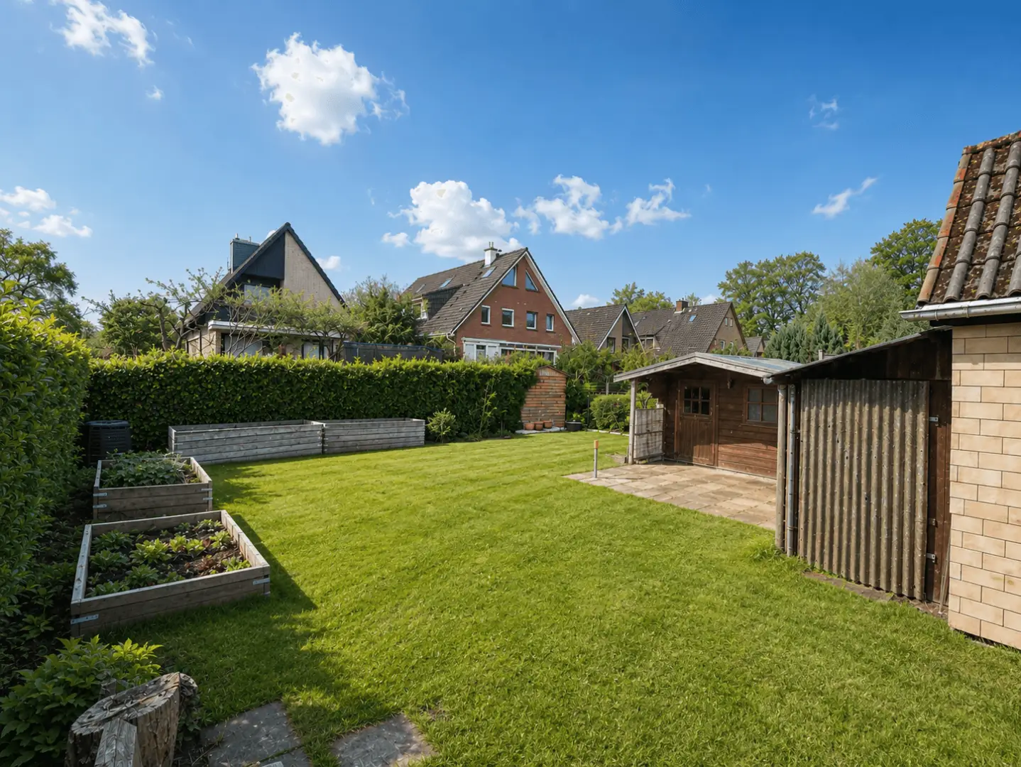 Nordansicht mit Gartenhaus