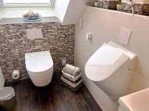Gäste WC mit zusätzlichem Raum für Waschmaschine und Trockner