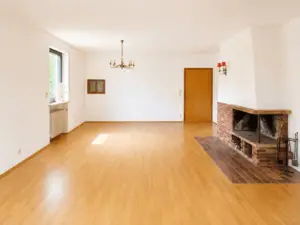Wohnzimmer mit Kamin