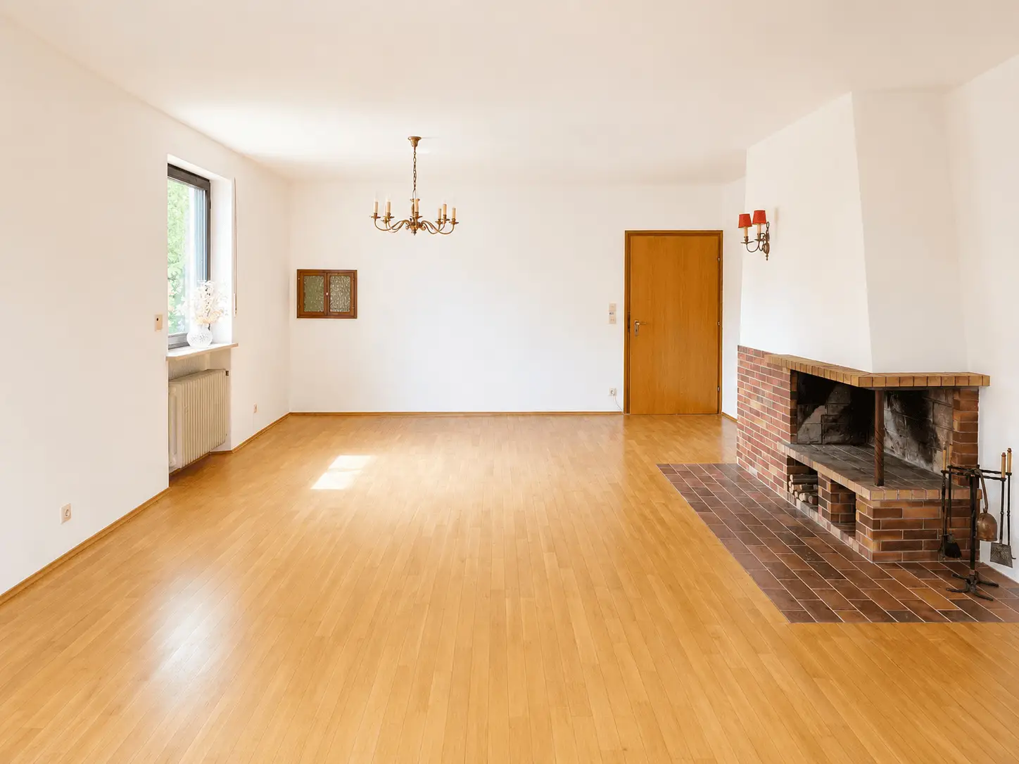 Wohnzimmer mit Kamin