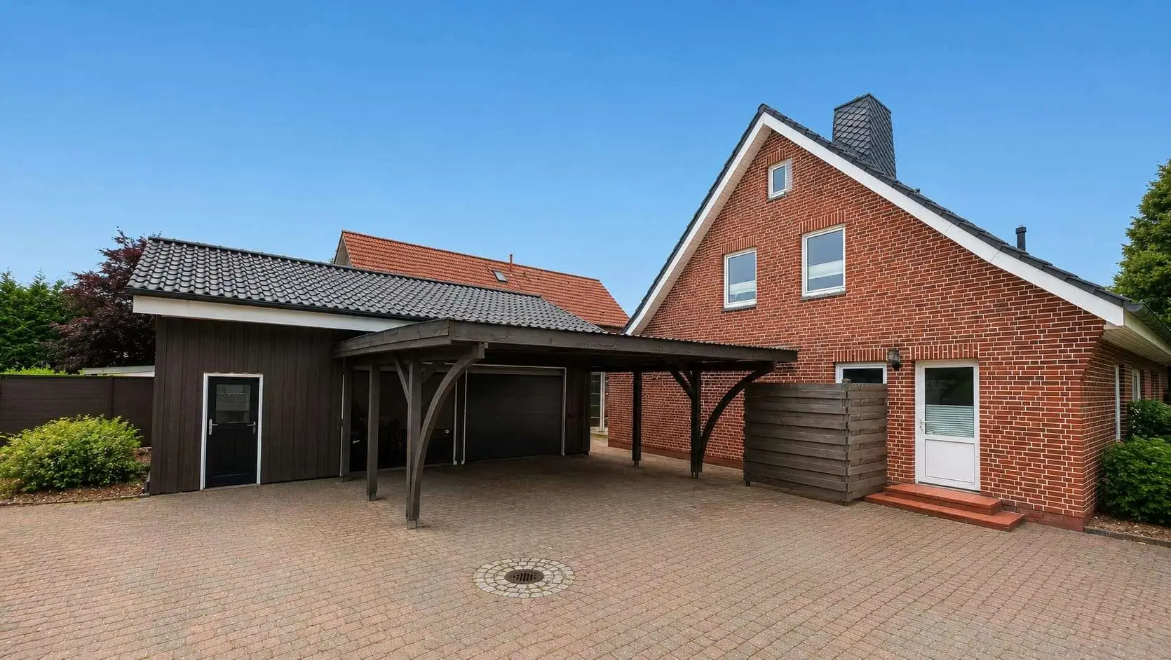 Hinterhof mit Doppelgarage