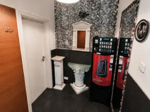 Vorraum zum Damen-WC