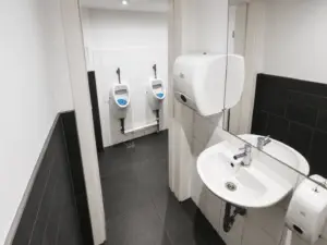 Separates Herren-WC im UG