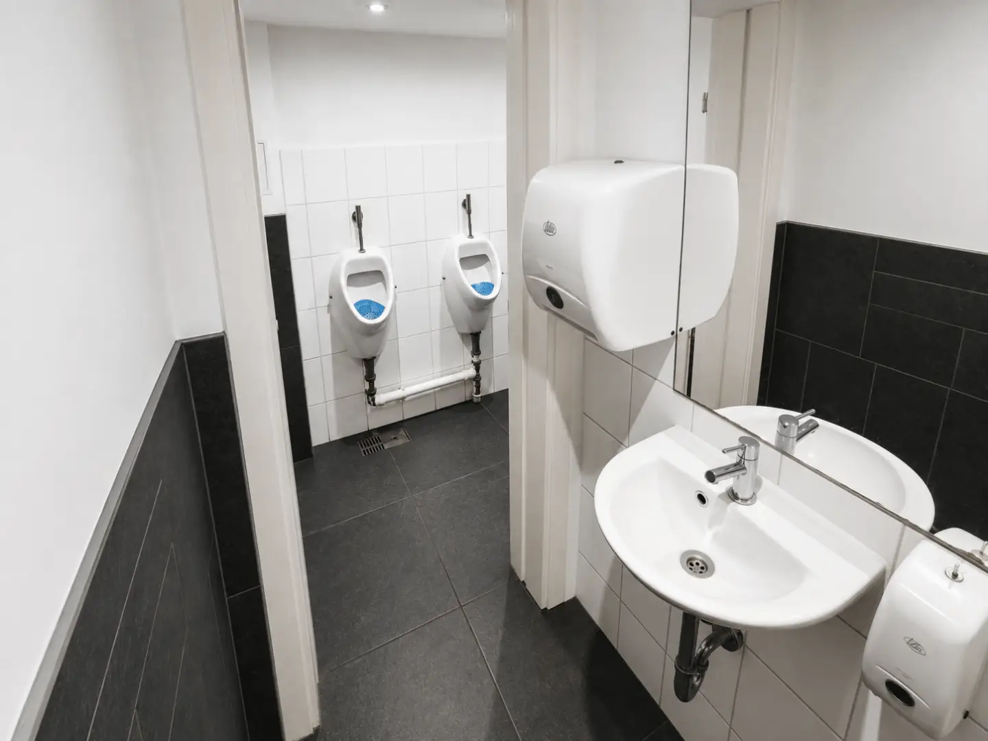 Separates Herren-WC im UG