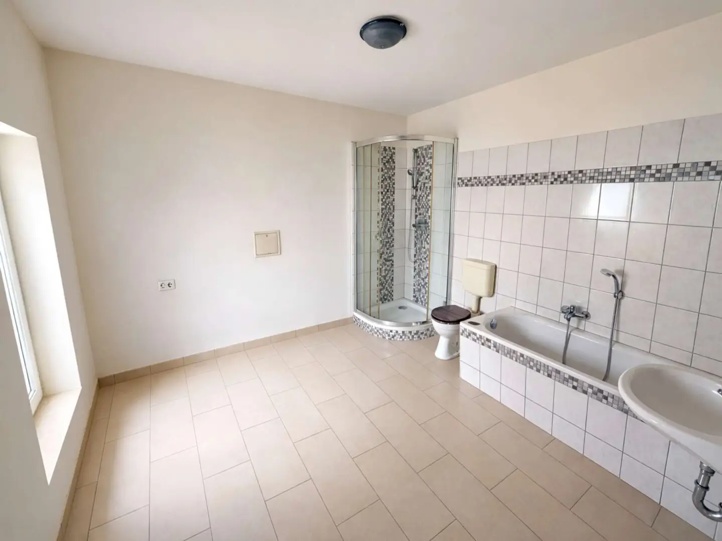 Badezimmer (EG 5)