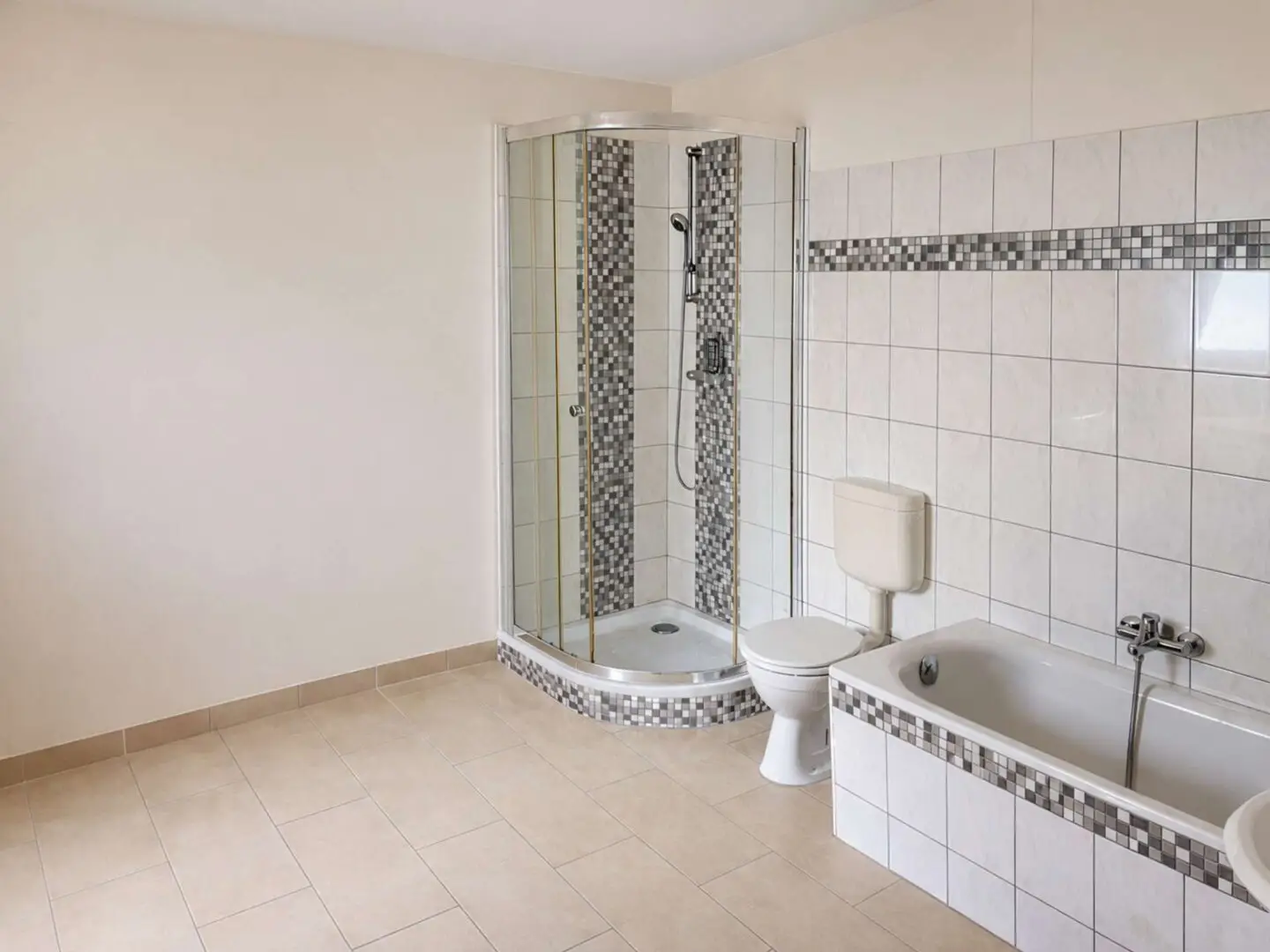 Badezimmer (EG 5)