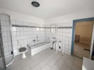 Badezimmer EG 5)