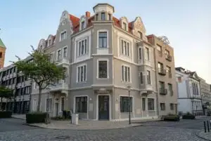 Straßenansicht nach Renovierung (Ki-Generiert)