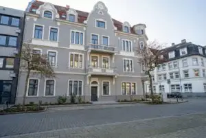Straßenansicht nach Renovierung (Ki-Generiert)