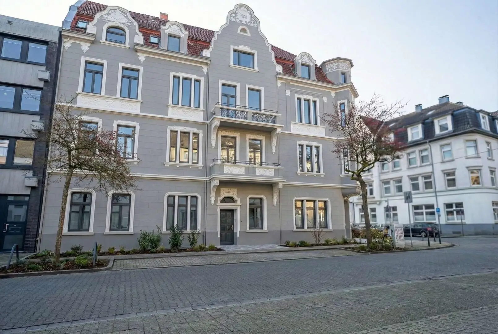 Straßenansicht nach Renovierung (Ki-Generiert)