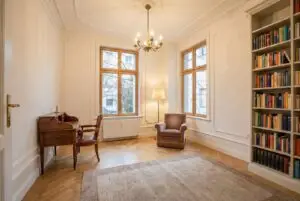 Bibliothek große Wohnung nach Renovierung  (Ki-Generiert)