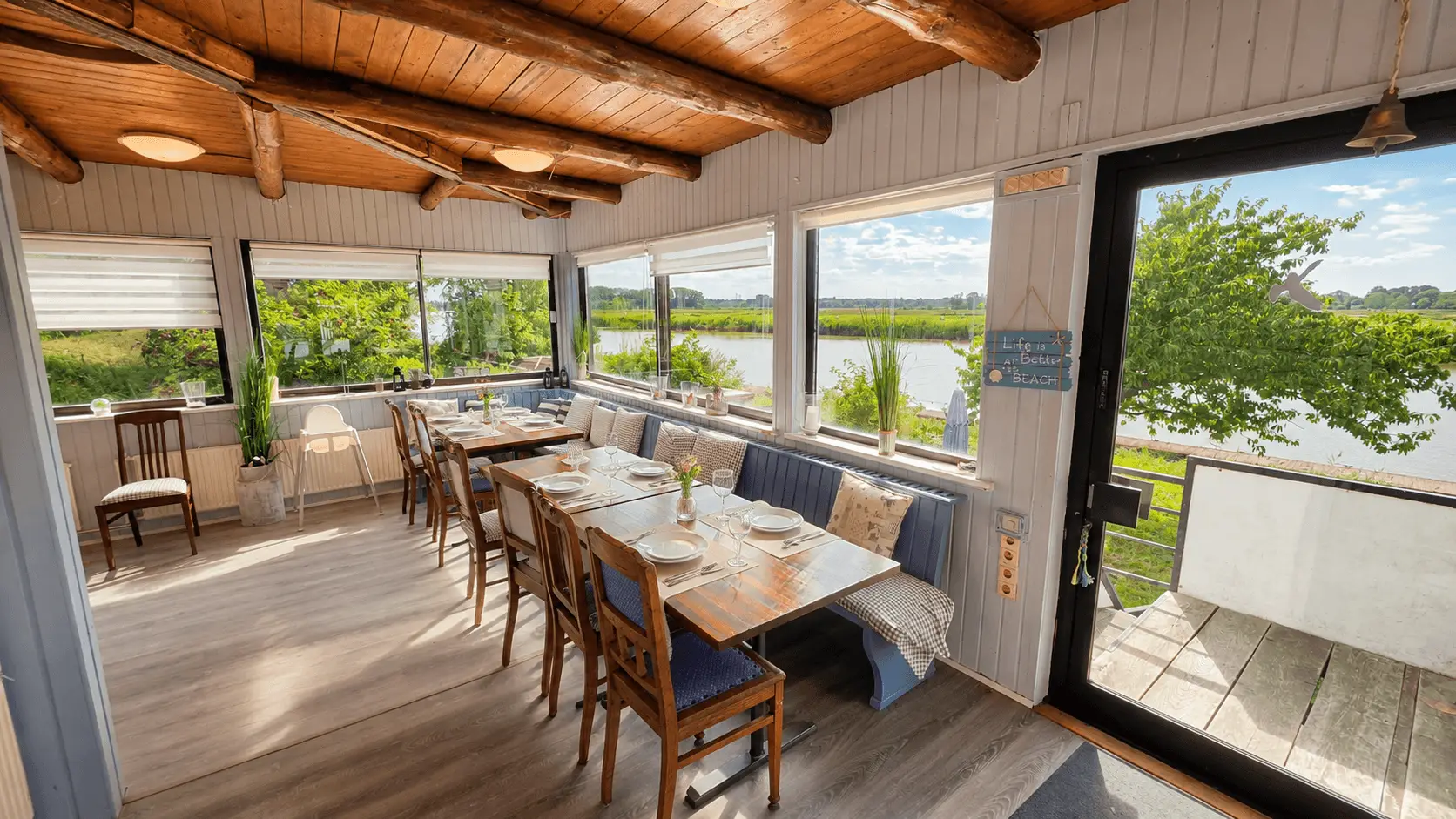 Esszimmer mit Flussblick