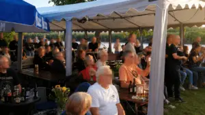 Feiernde Gäste