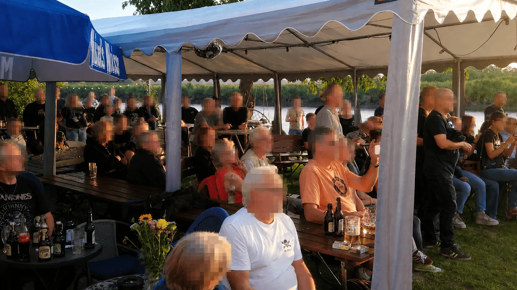 Feiernde Gäste