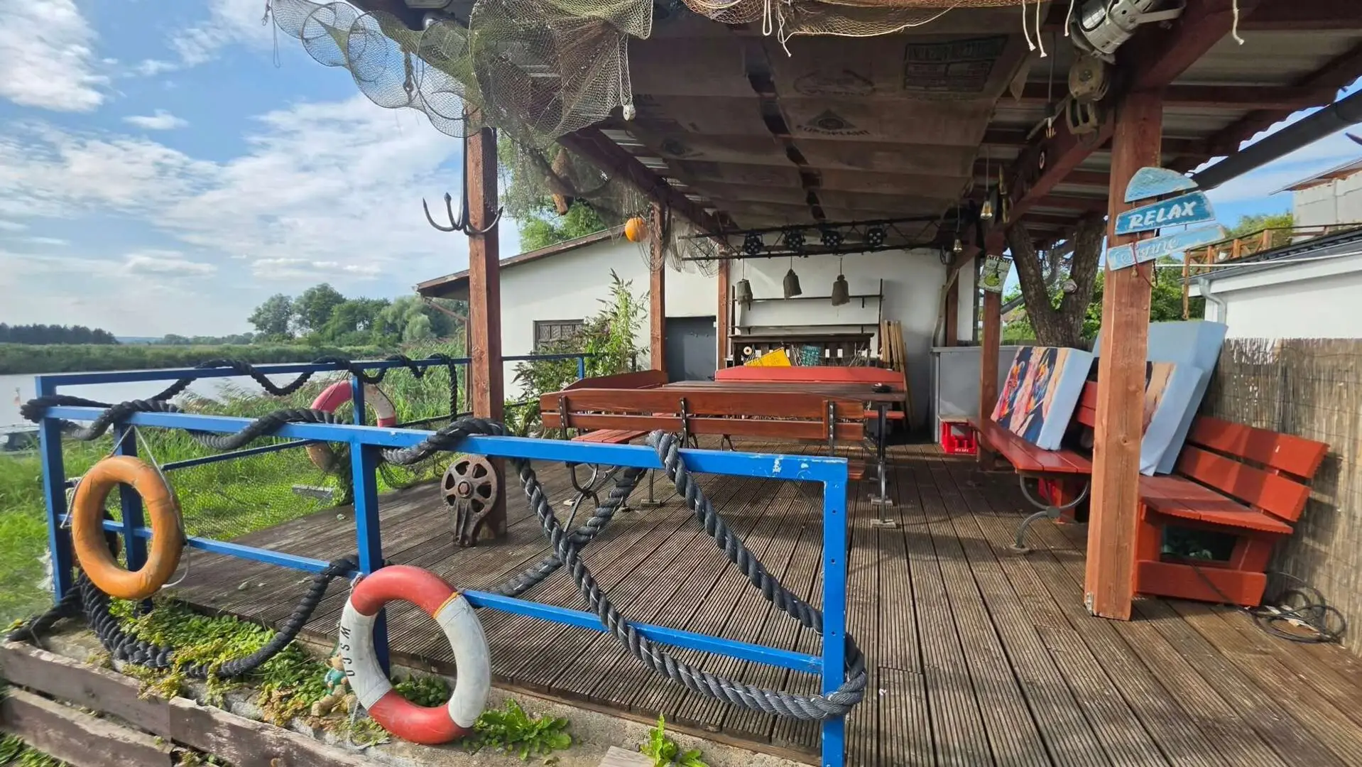 Große Terrasse vorm Wasser