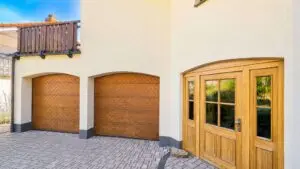 Garage und Eingang